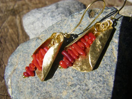 σκουλαρίκια σε φύλλο ορειχάλκου και κόκκινο κοράλι